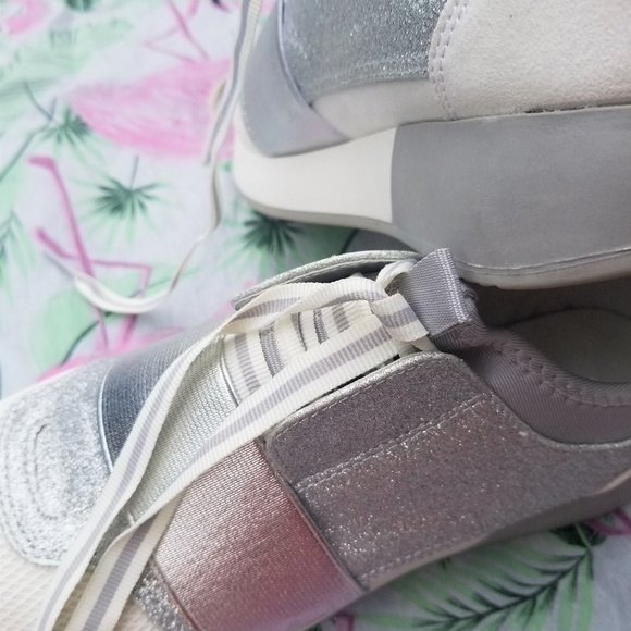 Madden Girl Woman’s Glow Sneakers NWOB 7.5M & 10 - Picture 5 of 7